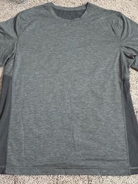 lululemon athletica Men's Gray Crew Short Sleeve Shirt